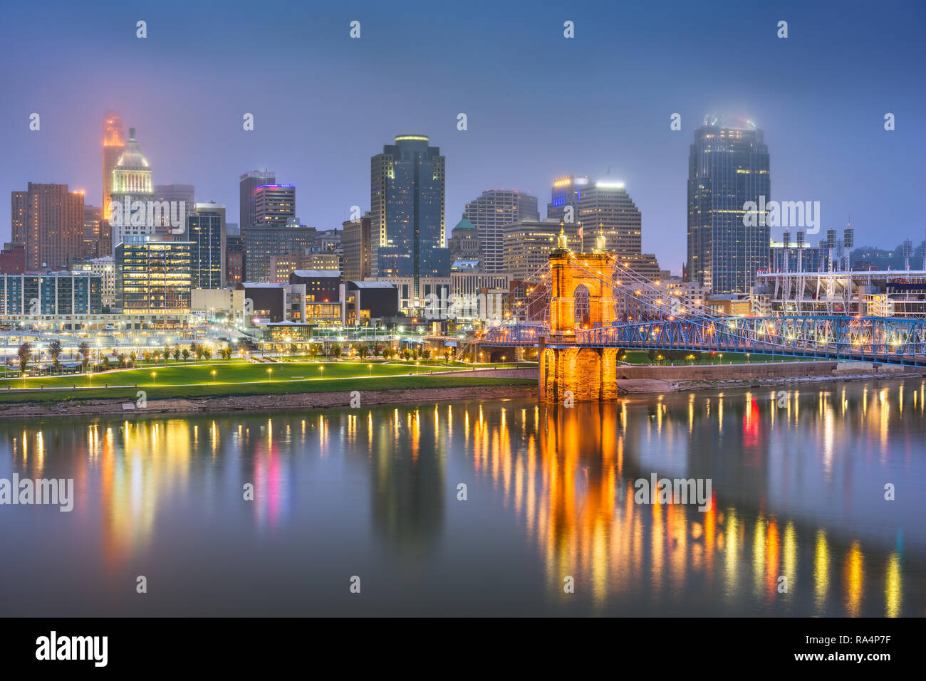 Cincinnati, Ohio, USA Skyline auf dem Fluss in der Nacht. Stockfoto