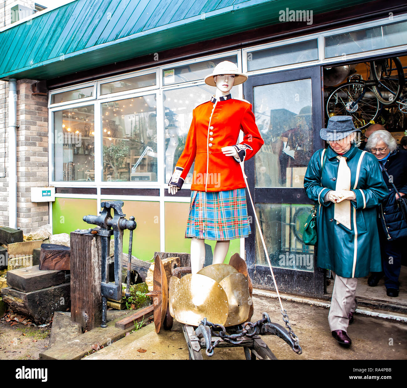 Prüfpuppe in Armeejacke außerhalb der Kunst Workshop Stockfoto