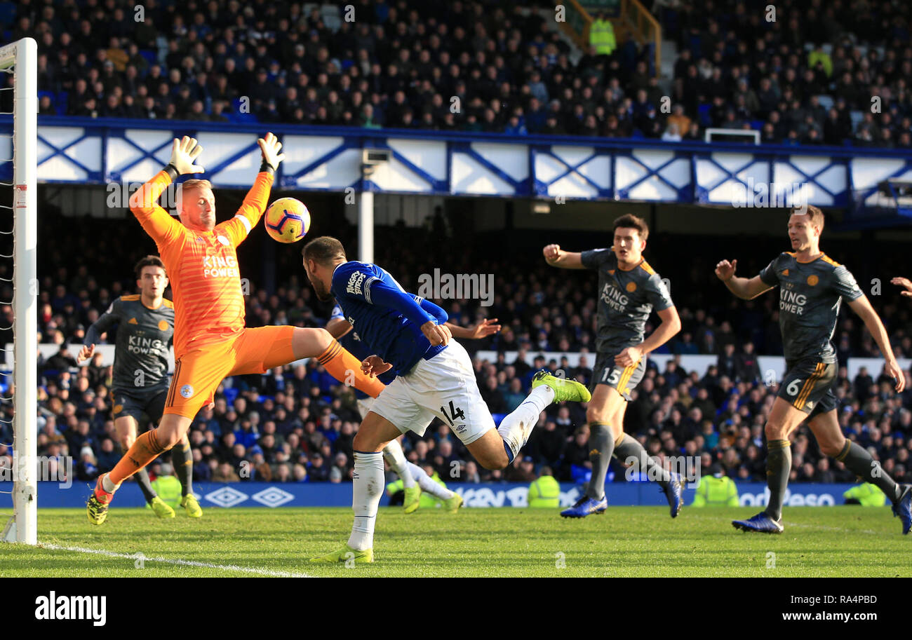 Leicester City Torhüter Kasper Schmeichel (links) macht eine von everton von Cenk Tosun während der Premier League Spiel im Goodison Park, Liverpool zu speichern. Stockfoto