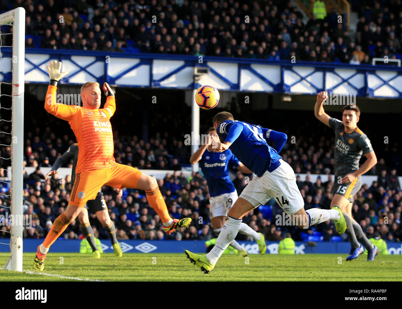 Leicester City Torhüter Kasper Schmeichel (links) macht eine von everton von Cenk Tosun während der Premier League Spiel im Goodison Park, Liverpool zu speichern. Stockfoto