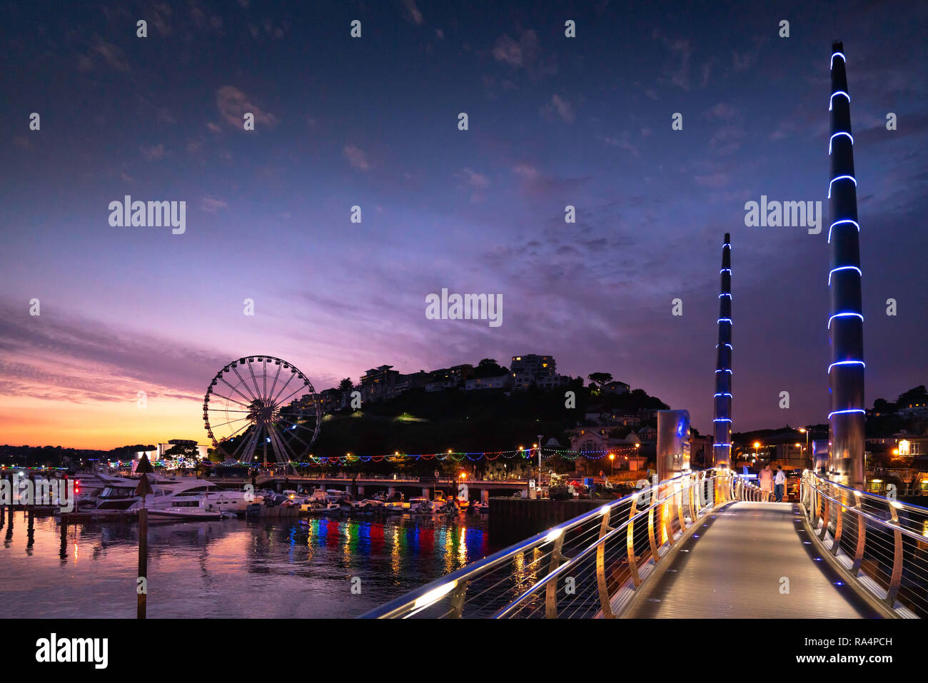 Der Hafen von Torquay bei Nacht Stockfoto