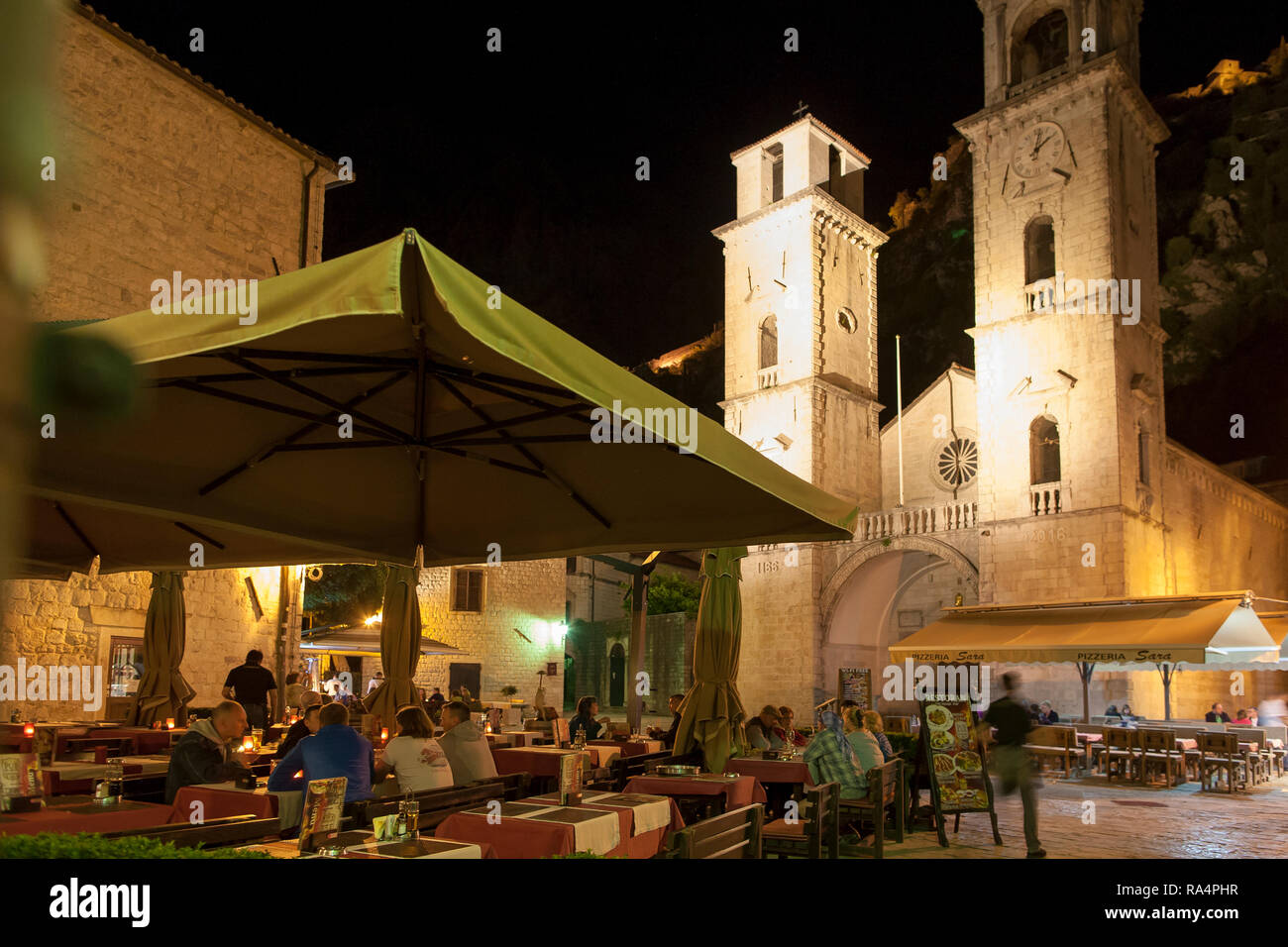 Kirchen, Plätze und viele Restaurants umgeben von Geschäften in der Altstadt von Kotor, Montenegro Stockfoto