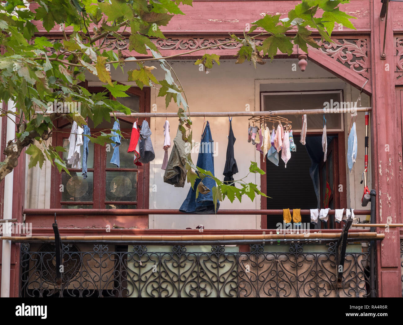 Kleidung heraus hängen außerhalb der traditionellen chinesischen Wohnung zu trocknen Stockfoto