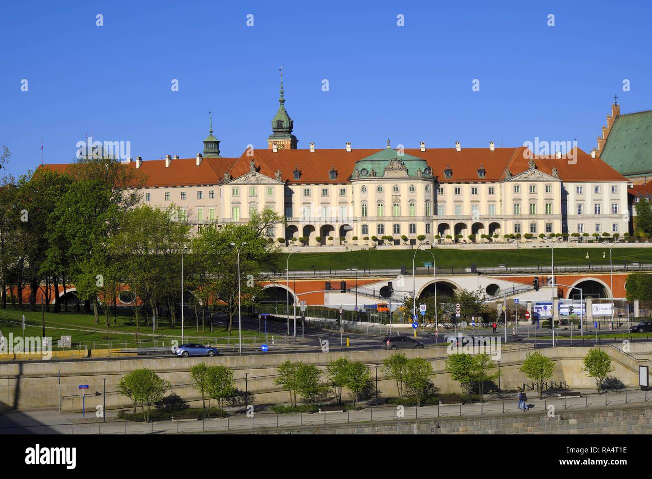 Polska, Warschau - Stare Miasto - Starowka - Zamek Krolewski i Arkady Kubickiego Wisly od strony Warschau, Polen - historischen Viertel der Warschauer Altstadt - Königliche Burg Fassade und Kubicki Arkaden gesehen her Stockfoto