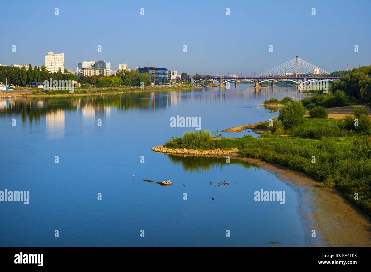 Warszawa, Masowien/Polen - 2018/08/30: Aussicht auf die Brücke und Poniatowskiego Swietokrzyski Brücke über die Weichsel mit der Warschauer Innenstadt im Hintergrund Stockfoto