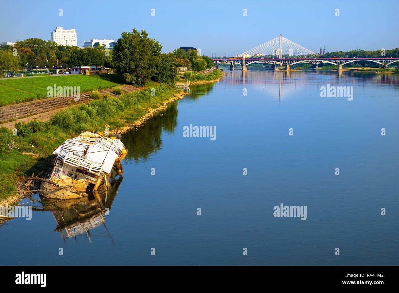 Warszawa, Masowien/Polen - 2018/08/30: Panoramablick auf Poniatowskiego Brücke und Swietokrzyski-brücke in der Weichsel kontrastieren mit abgerissen Flussfähre Stockfoto