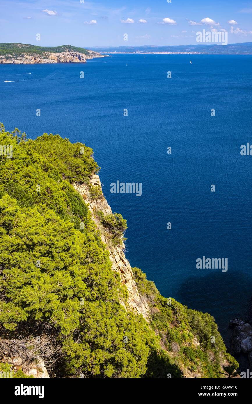 Alghero, Sardinien/Italien - 2018/08/11: Panoramablick auf den Golf von Alghero mit Klippen von Punta del Giglio und Stadt Alghero im Hintergrund Stockfoto