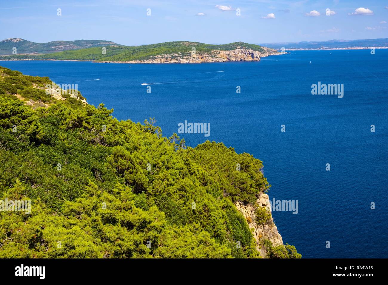 Alghero, Sardinien/Italien - 2018/08/11: Panoramablick auf den Golf von Alghero mit Klippen von Punta del Giglio und Stadt Alghero im Hintergrund Stockfoto