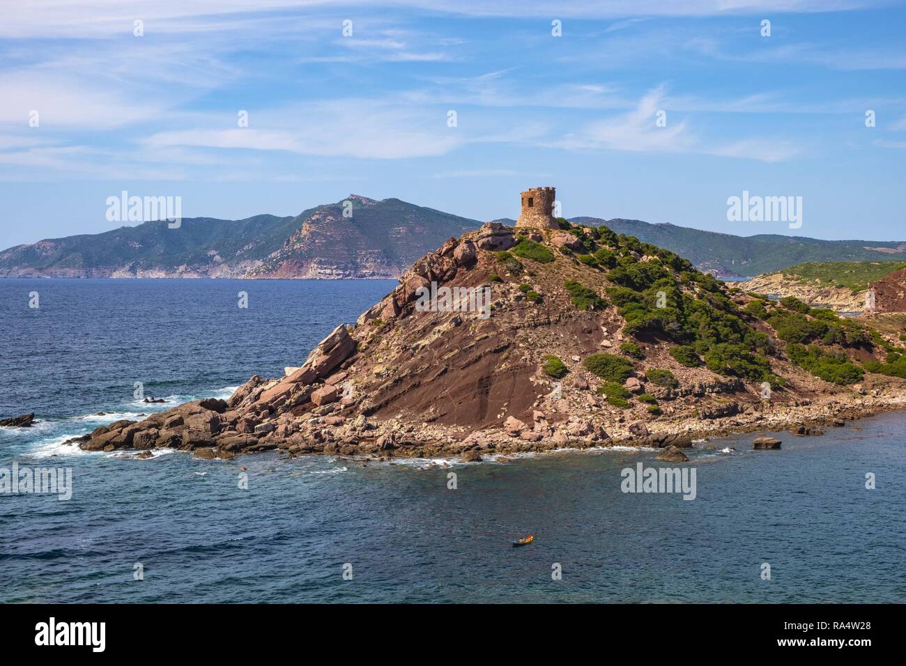 Alghero, Sardinien/Italien - 2018/08/11: Blick auf die Cala Porticciolo Golf mit Torre del Porticciolo Turm in der Porto Conte Regional Park Stockfoto