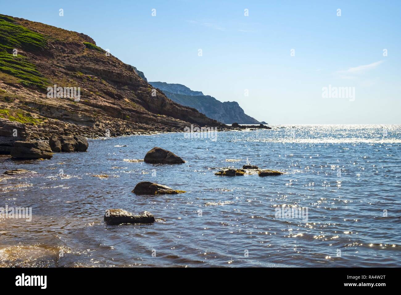 Alghero, Sardinien/Italien - 2018/08/11: Blick auf die Cala Porticciolo Golf mit Klippen über die Cala Viola Golf in der Porto Conte Regional Park Stockfoto