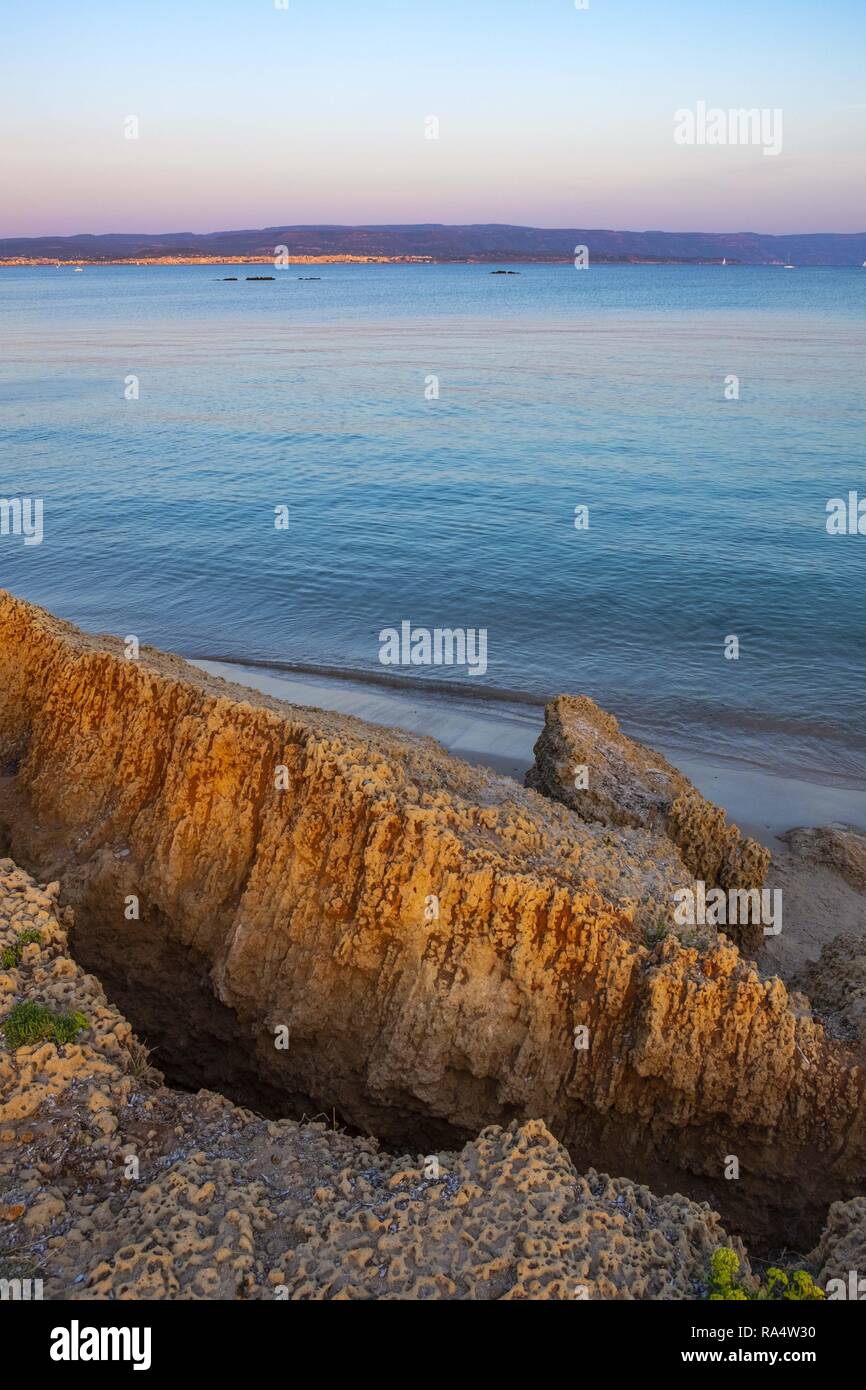 Alghero, Sardinien/Italien - 2018/08/11: Panoramablick auf die Spiaggia di Lazzaretto Strand am Golf von Alghero in der Porto Conte Regional Park Stockfoto