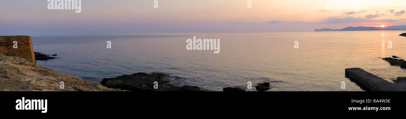 Alghero, Sardinien/Italien - 2018/08/08: Sonnenuntergang mit Panoramablick auf den Golf von Alghero Stockfoto
