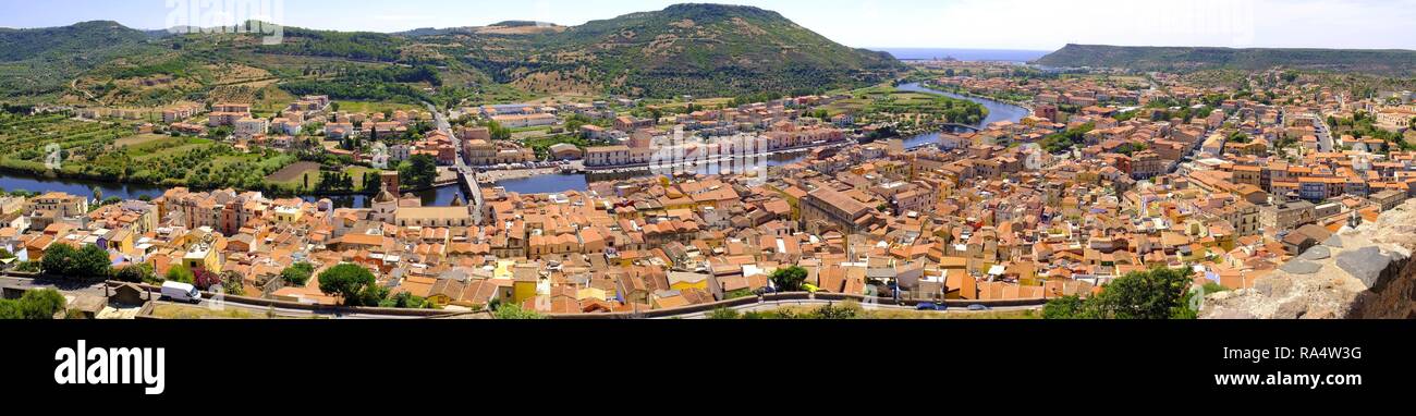 Bosa, Sardinien/Italien - 2018/08/13: Panoramablick auf die historische Altstadt von Bosa an der Westküste von Sardinien von der Fiume Fluss Temo und Bosa Marina im Hintergrund Stockfoto