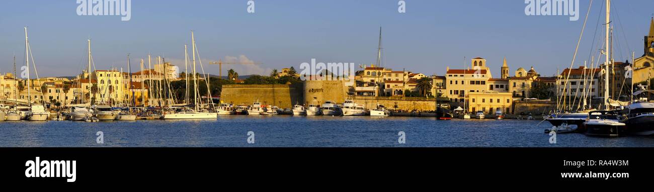 Alghero, Sardinien/Italien - 2018/08/08: Panoramablick auf die Altstadt und den Hafen von Alghero Stockfoto