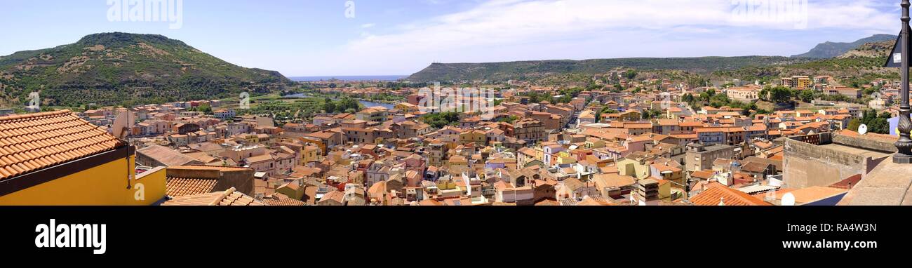 Bosa, Sardinien/Italien - 2018/08/13: Panoramablick auf die historische Altstadt von Bosa an der Westküste von Sardinien von der Fiume Fluss Temo und Bosa Marina im Hintergrund Stockfoto