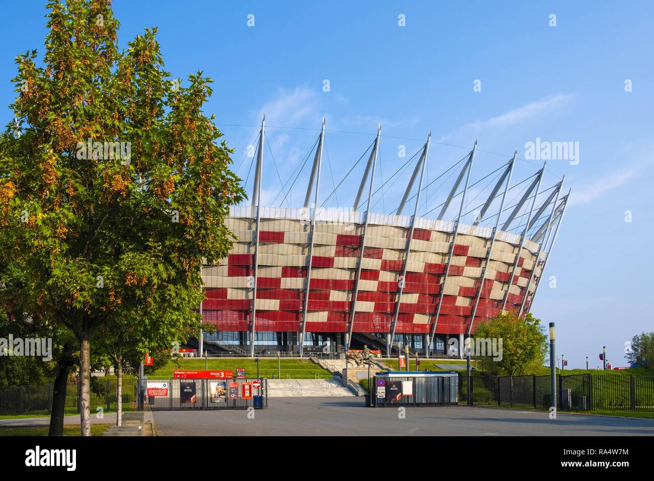 Warszawa, Masowien/Polen - 2018/09/02: Außen der PGE Narodowy Nationalstadion in Praga in Warschau, mit einziehbarem Dach, dient als Heimstadion von Polen nationale Fußball-te Stockfoto