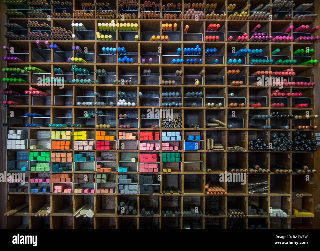 Farbige Pastellkreide ein Buntstifte Regal im Art store Muster Hintergrund  Stockfotografie - Alamy