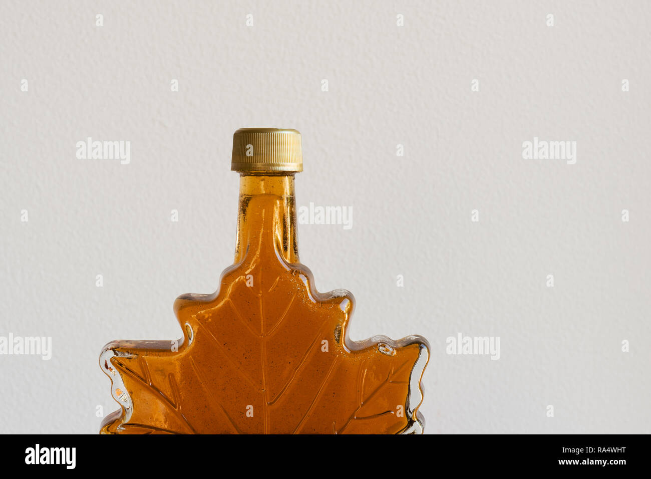 Ahornsirup in ein Blatt Flakon Stockfoto