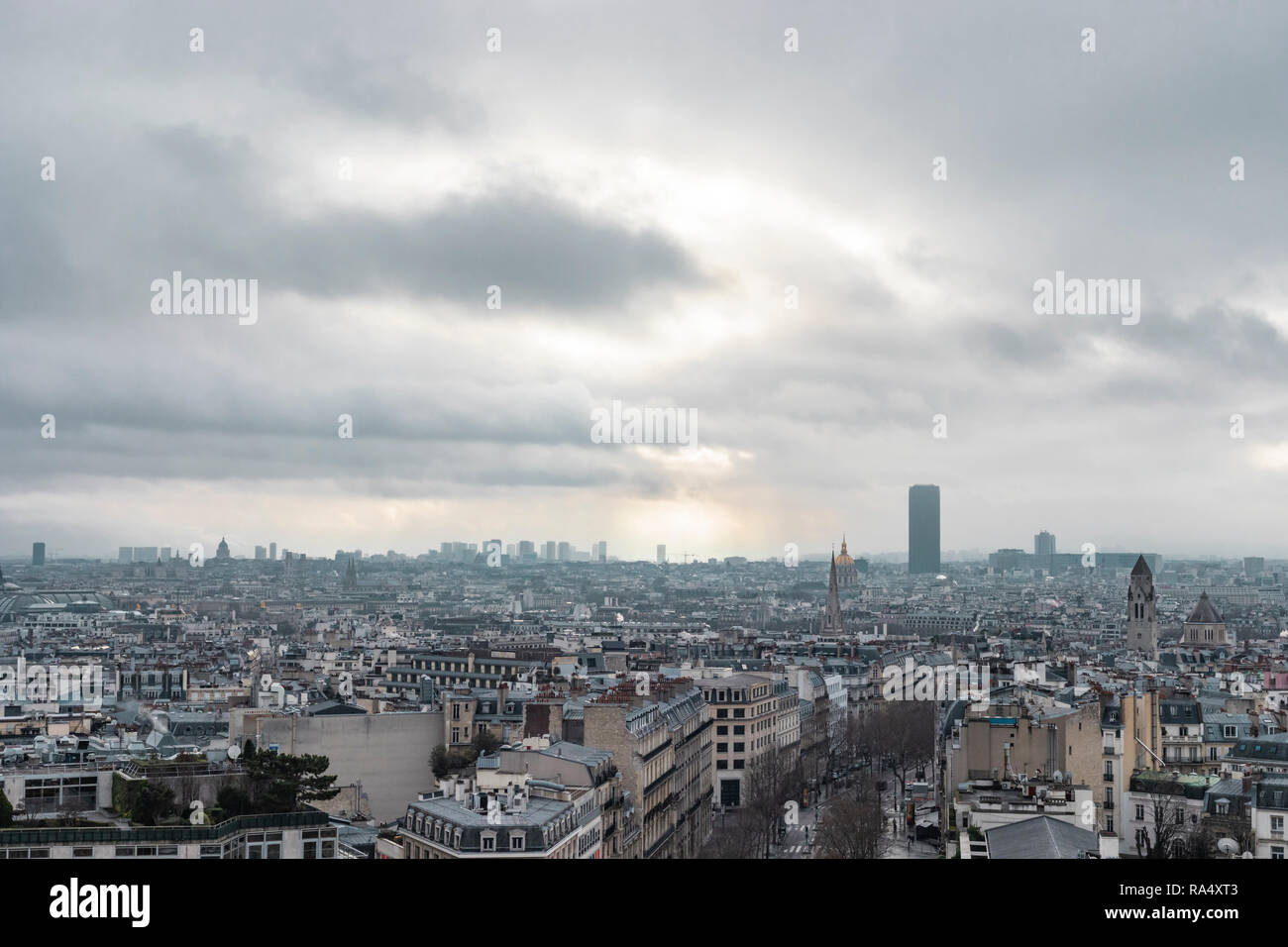 Paris, Frankreich, 28. Januar 2018: Blick von oben auf die Straßen, Gebäude, Stadt und Landschaft der Stadt Paris in Frankreich. Stockfoto