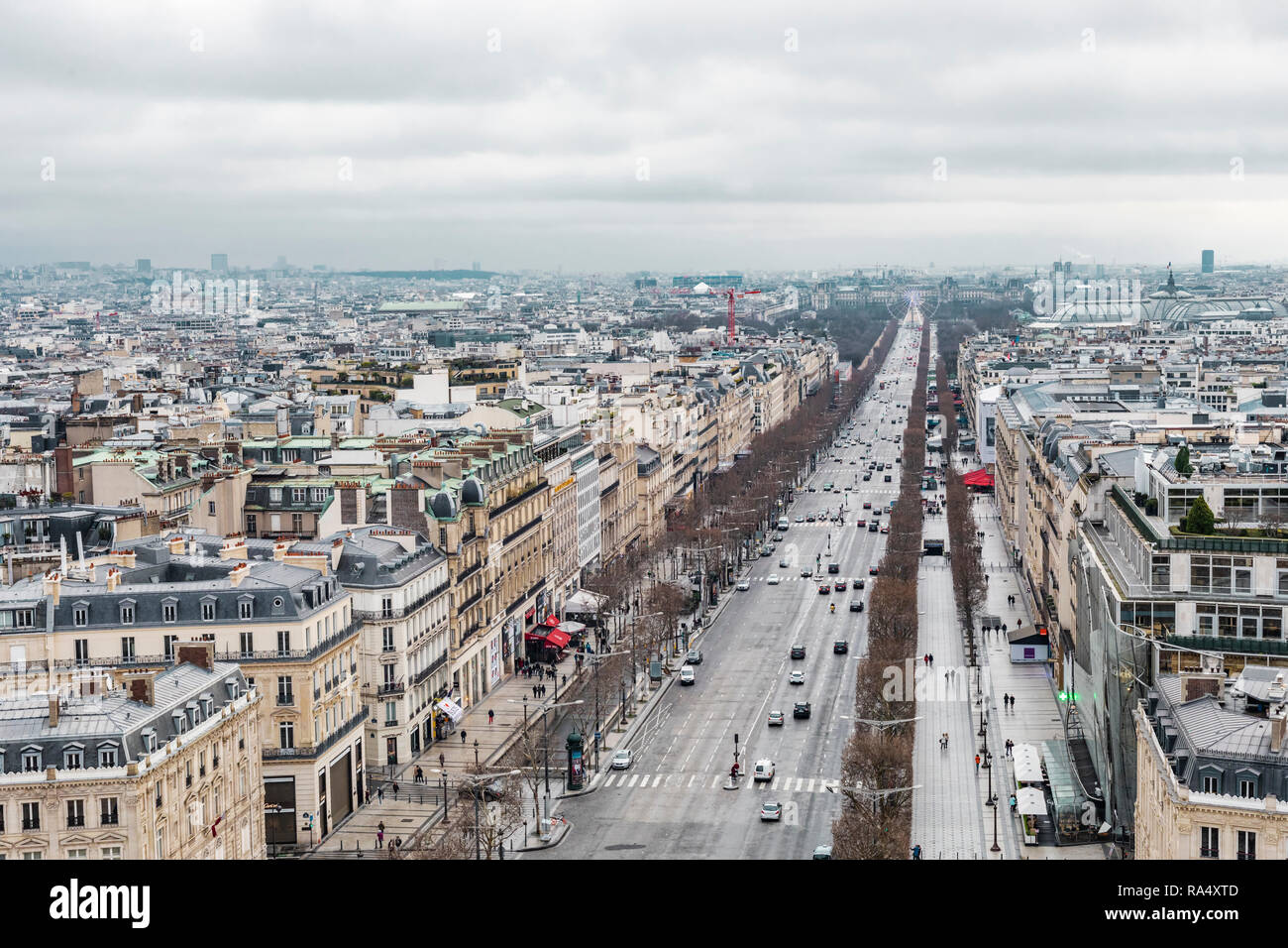 Paris, Frankreich, 28. Januar 2018: Luftbild von der berühmten Avenue des Champs-Élysées in Paris - es ist eines der renommiertesten Straßen im Worl Stockfoto