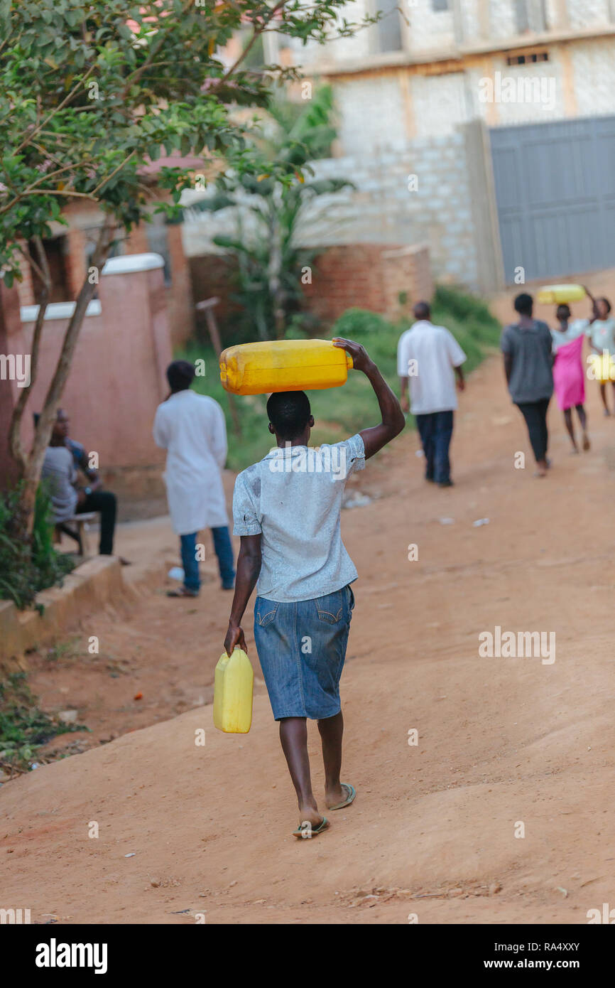 Frau, die Wasser in Entebbe, Uganda, trägt Stockfoto