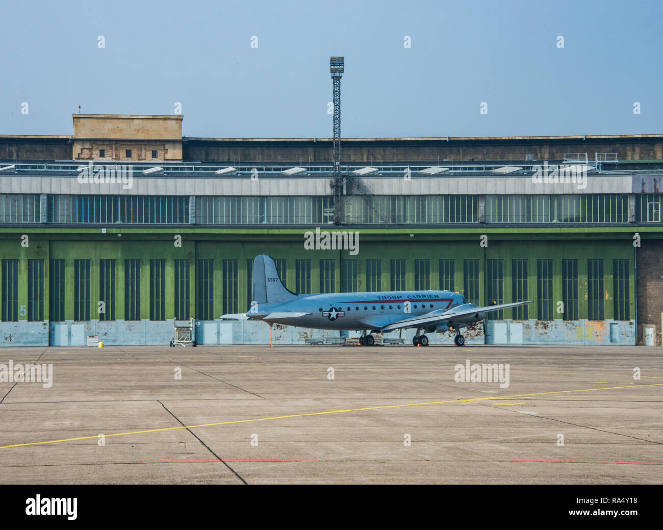 DC-4 Troop carrier Flugzeug Flughafen Tempelhof in Berlin. Stockfoto