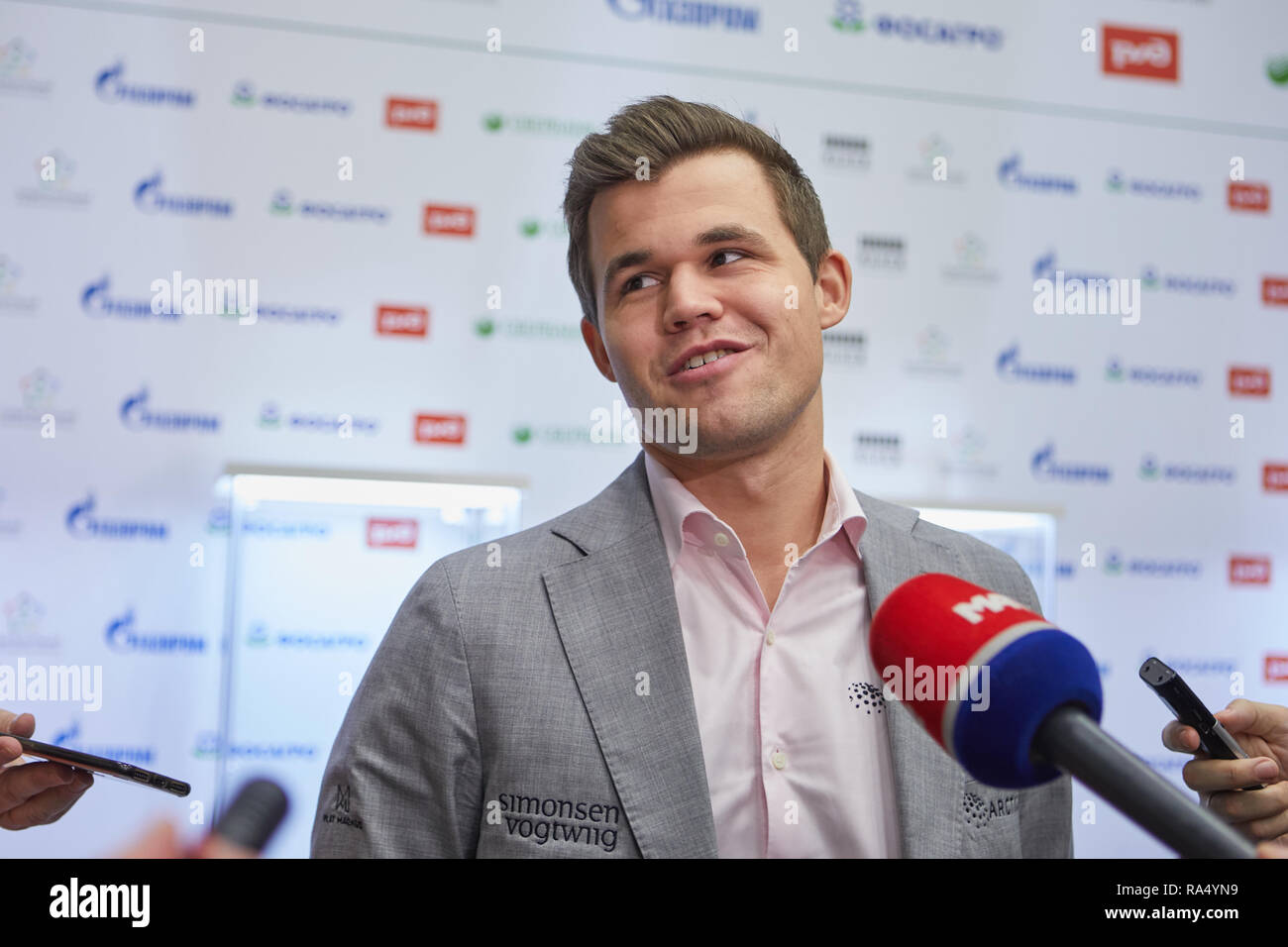 St. Petersburg, Russland - 30. Dezember 2018: World Chess Champion Magnus Carlsen, Norwegen im Gespräch mit der Presse nach dem Sieg König Salman Welt Blitz Chess Stockfoto