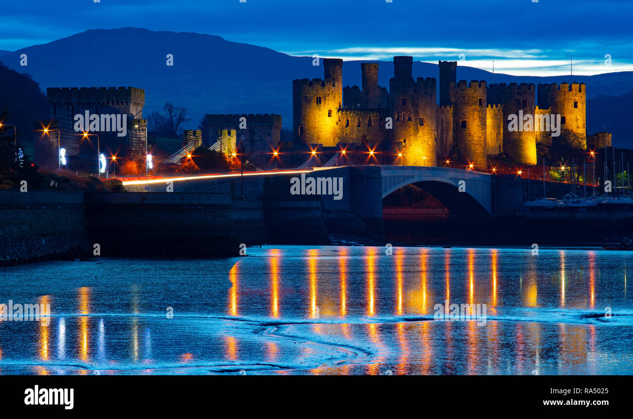 Conwy Castle, Kai, und den Fluss Conwy Estuary, North Wales. Bild im Dezember 2018 berücksichtigt. Stockfoto