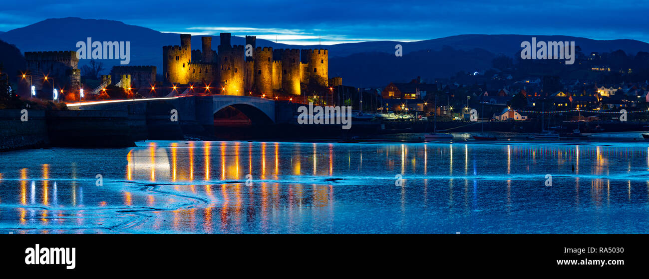 Conwy Castle, Kai, und den Fluss Conwy Estuary, North Wales. Bild im Dezember 2018 berücksichtigt. Stockfoto