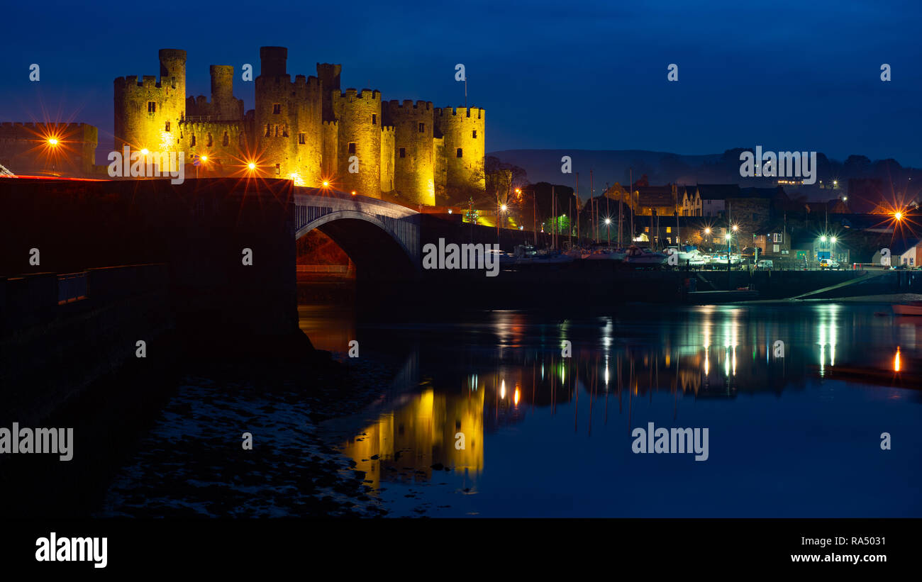 Conwy Castle, Kai, und den Fluss Conwy Estuary, North Wales. Bild im Dezember 2018 berücksichtigt. Stockfoto
