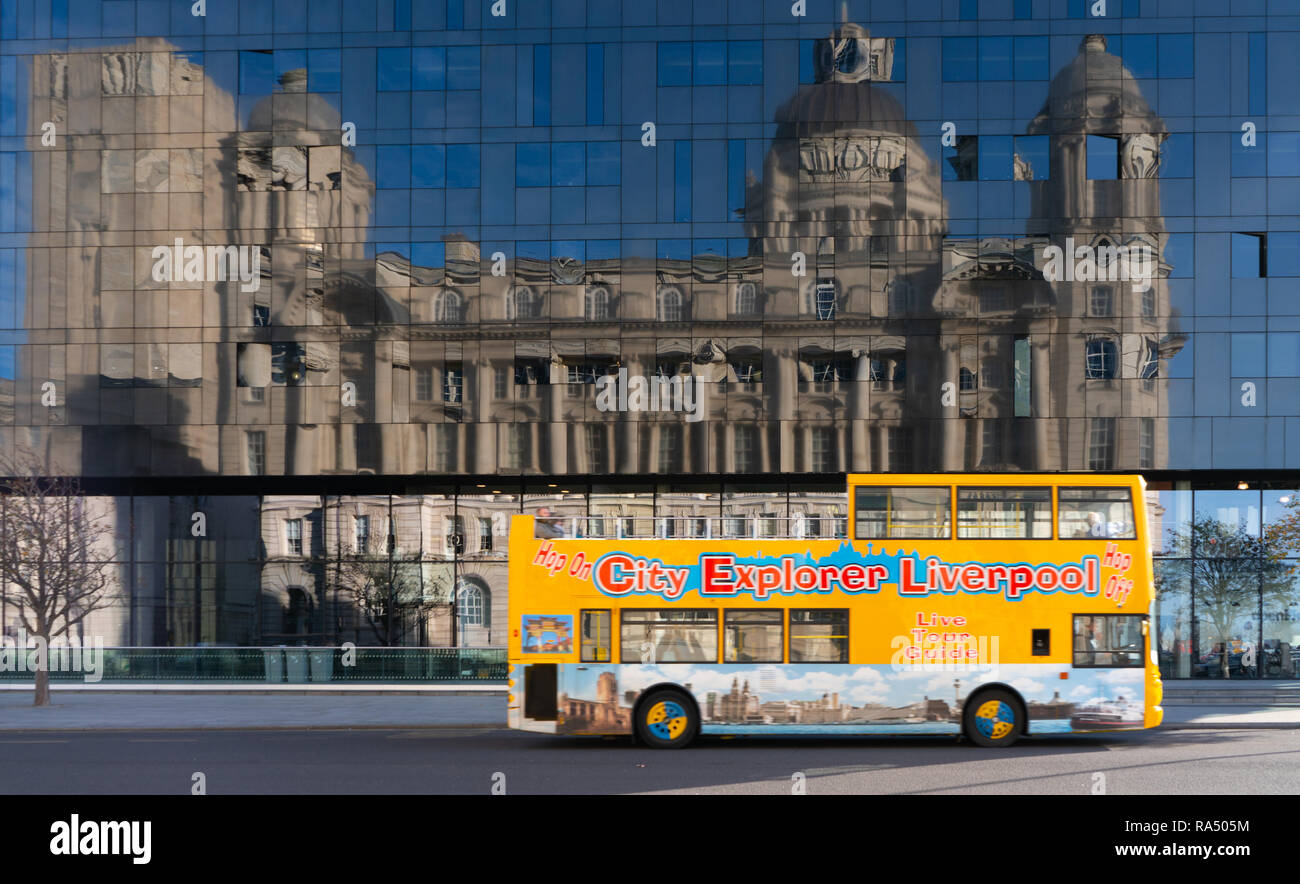 Touristenbusse vorbei Mann Insel Gebäude, mit Dock Vorstand Gebäude reflektieren, die Mann Insel Building, Liverpool. Im November 2018 getroffen. Stockfoto