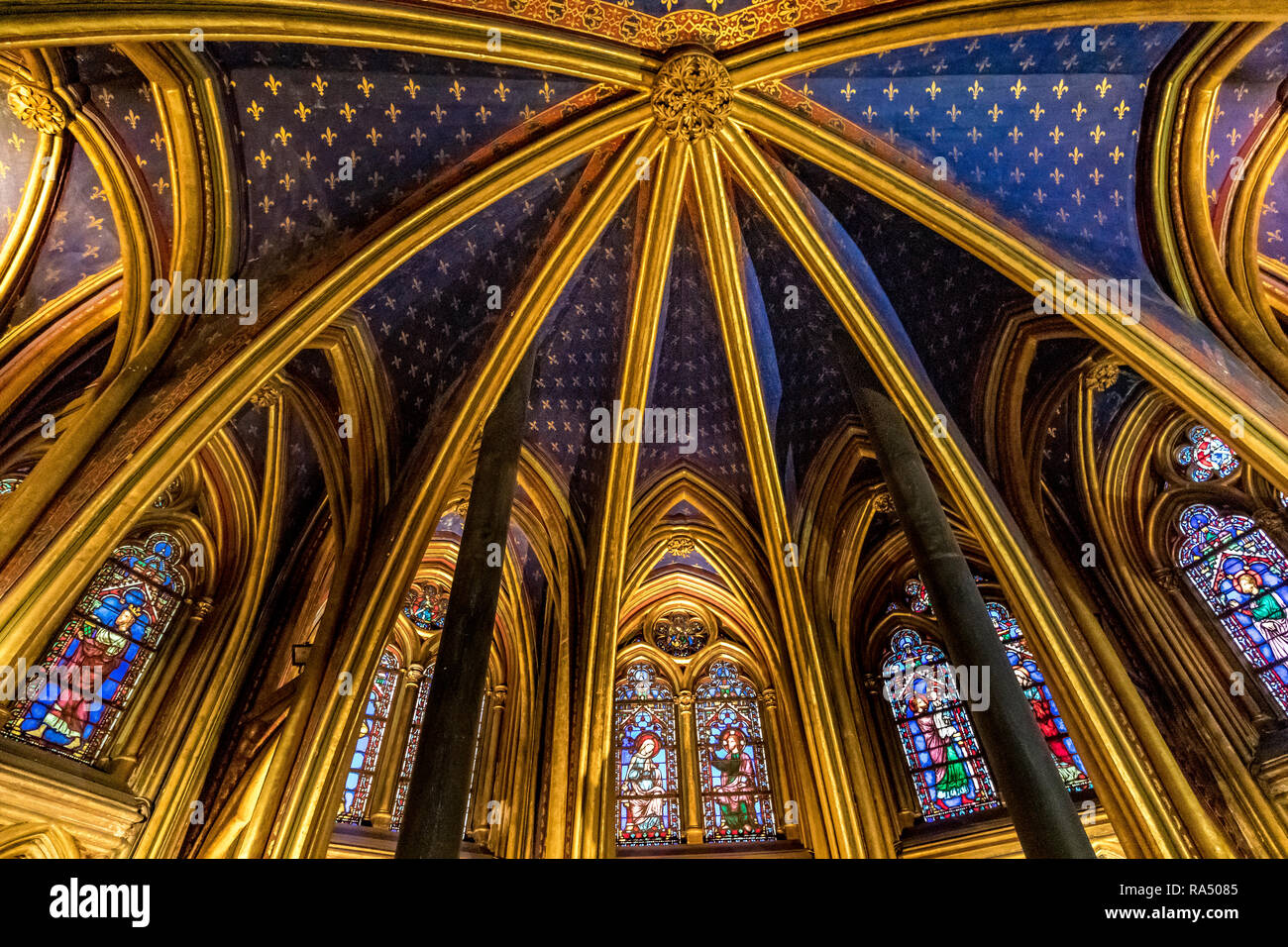Die Decke des Unteren Kapelle Sainte-Chapelle, eine königliche Kapelle im gotischen Stil, in den mittelalterlichen Palais de la Cité, Paris, Stockfoto
