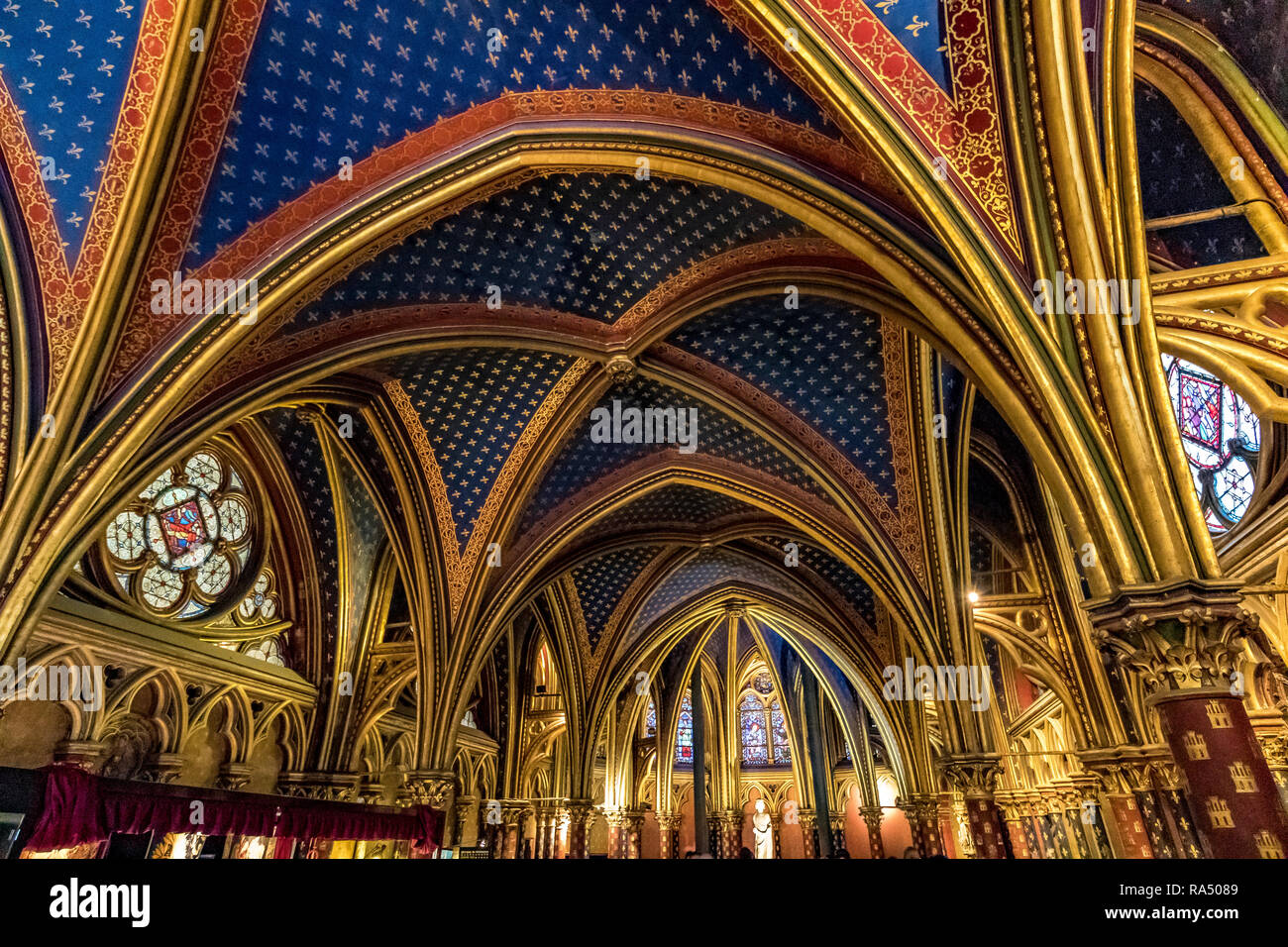 Die Decke des Unteren Kapelle Sainte-Chapelle, eine königliche Kapelle im gotischen Stil, in den mittelalterlichen Palais de la Cité, Paris, Stockfoto