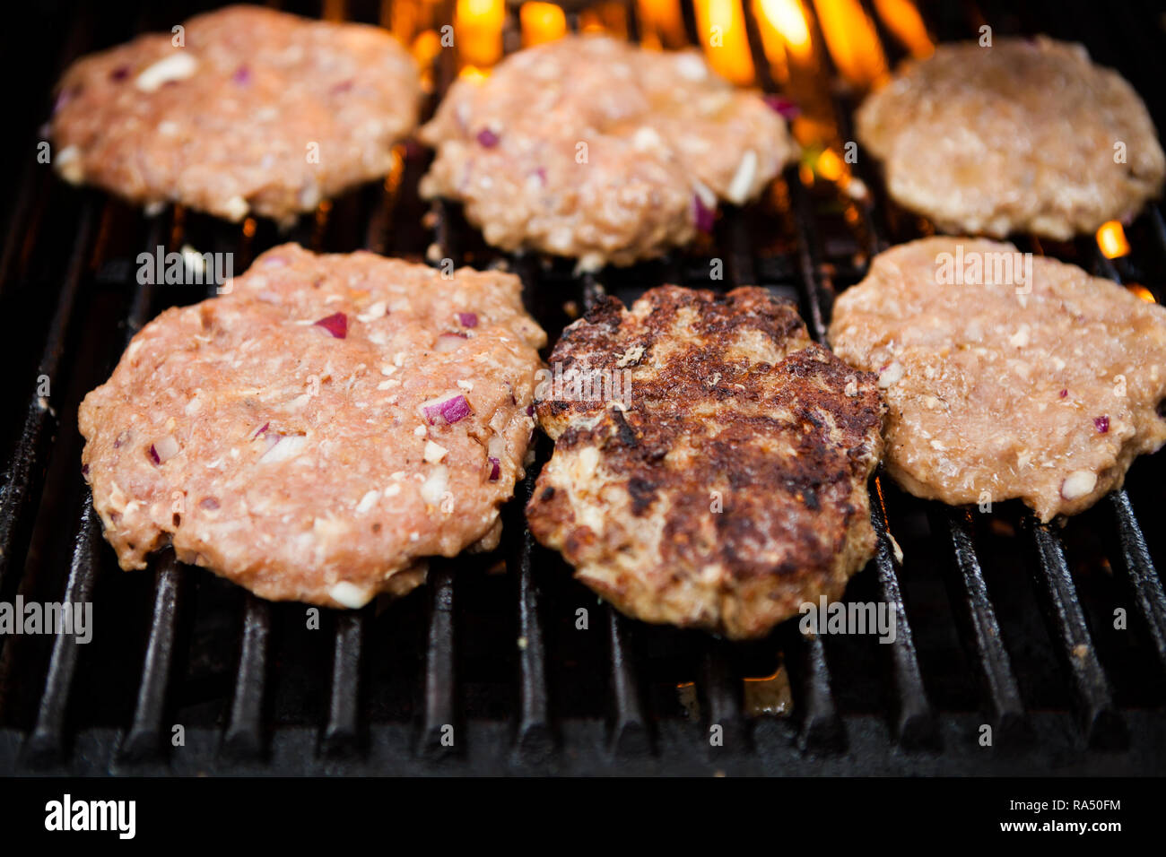 Hackfleisch auf dem grill -Fotos und -Bildmaterial in hoher Auflösung ...