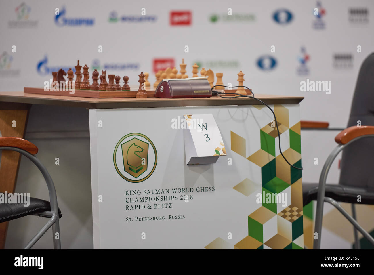 St. Petersburg, Russland - 30. Dezember 2018: Vorstand Schach auf einem Tisch während König Salman Welt Blitz Chess Championship 2018. Das Turnier wird in E Stockfoto