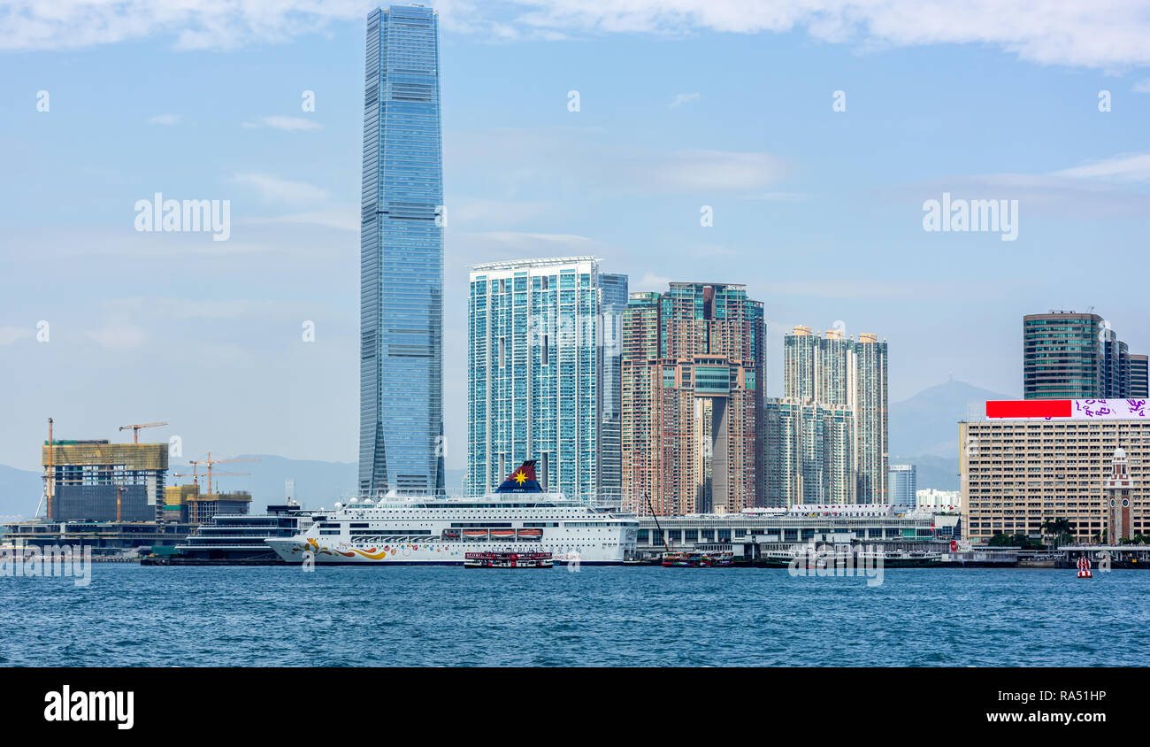 Die Wolkenkratzer von West Kowloon Turm über Hafen City und den Victoria Harbour in Hong Kong Stockfoto