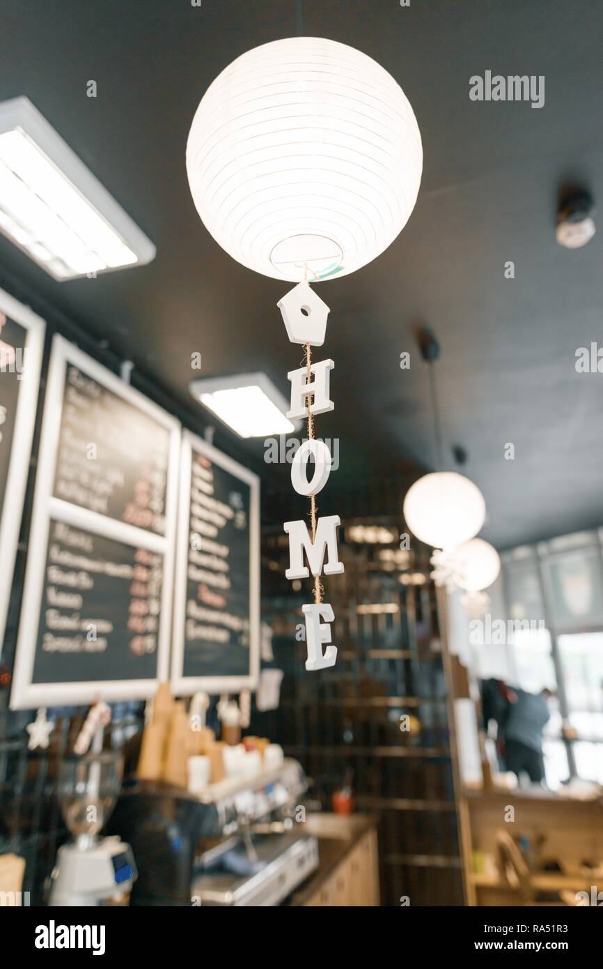 Moderne Coffee Shop, Interieur, Theke, auf weiße, runde Papier Lampe und  das Wort in Holz- Buchstaben konzentrieren. Home cafe Konzept  Stockfotografie - Alamy