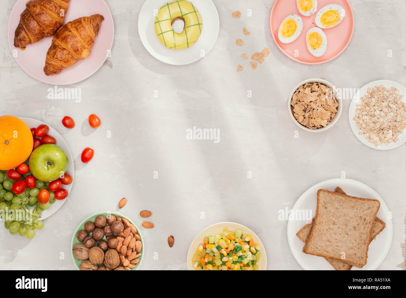 Gesundes Frühstück Zutaten auf Schwarz konkreten Hintergrund. Haferflocken, Mandeln Milch, Nüsse, Früchte und Beeren. Gesunder Lebensstil, Diät, gesund essen Stockfoto