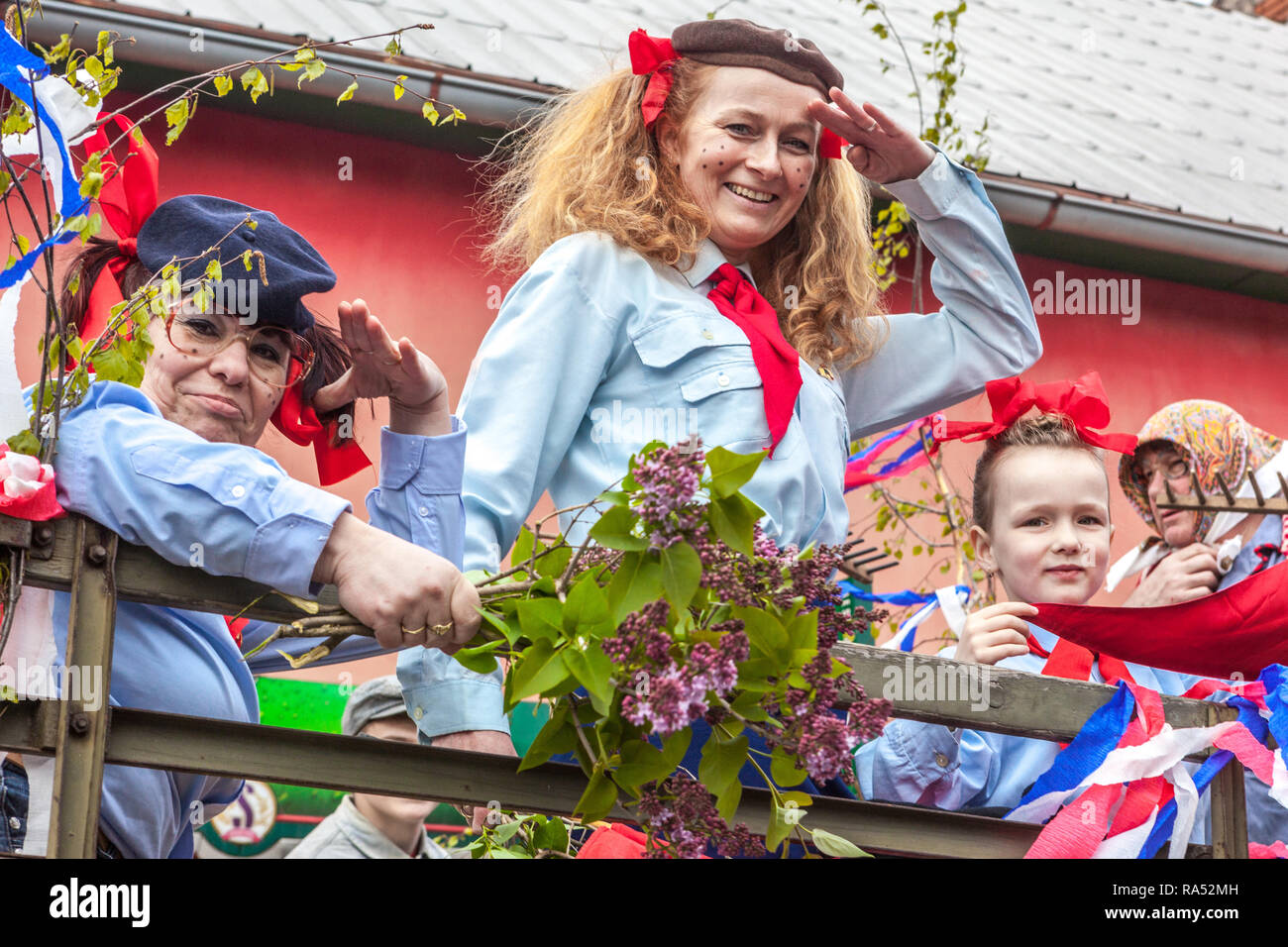 Die Tschechoslowakei Pioniere, eine kommunistische Kostümen - roter Schal, blau Shirt während der Feiertage der Tag der Arbeit, Kryry, Tschechische Republik Stockfoto