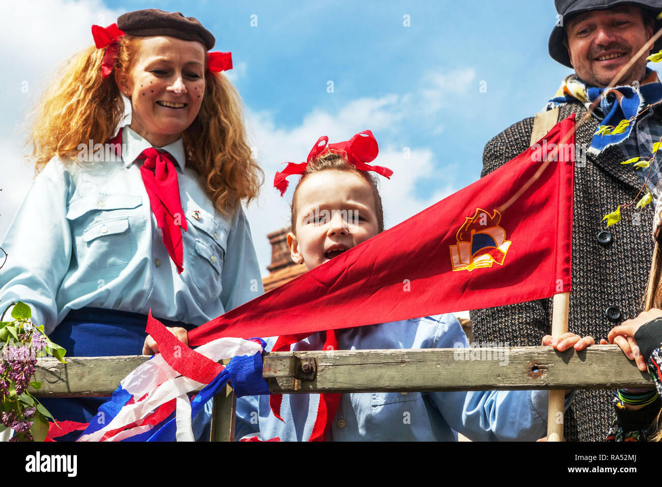 Tschechoslowakische Pioniere, eine kommunistische Kostümen - roter Schal, blau Shirt während der Feiertage der Tag der Arbeit, Kryry, Tschechische Republik Stockfoto