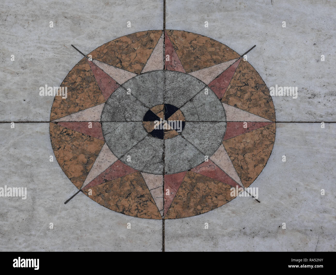 Lissabon - Portugal, Realisierung in Marmor der Kompassrose, die Darstellung des Ursprungs der Winde in einem bestimmten Gebiet Stockfoto