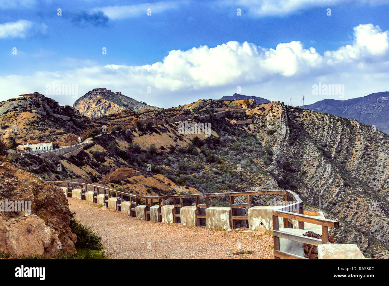 Bateria de Castillitos. Eine idyllische Landschaft des antiken Bau gegen das Mittelmeer. Malerische Twiilight. Stockfoto