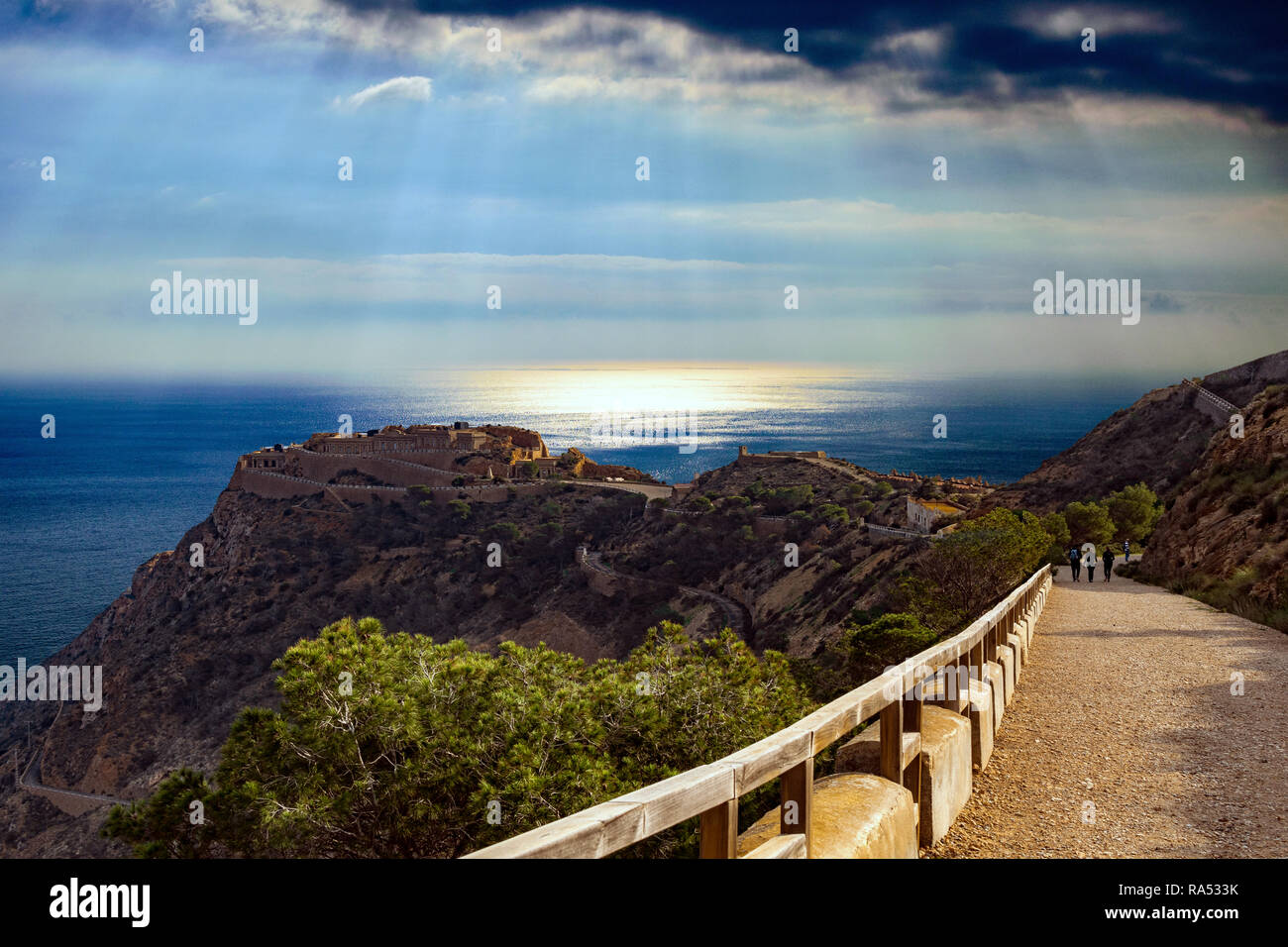 Bateria de Castillitos. Eine idyllische Landschaft des antiken Bau gegen das Mittelmeer. Malerische Twiilight. Stockfoto