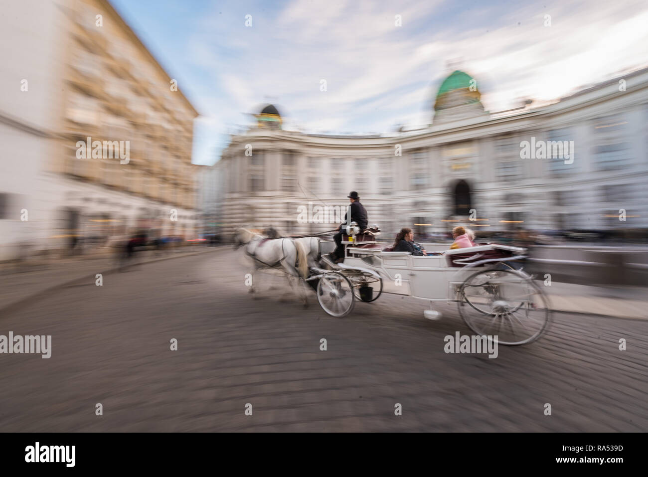 Österreich, Wien, Michaelerplatz, Pferdekutsche vor der Wiener Hofburg palastartigen Komplex Stockfoto