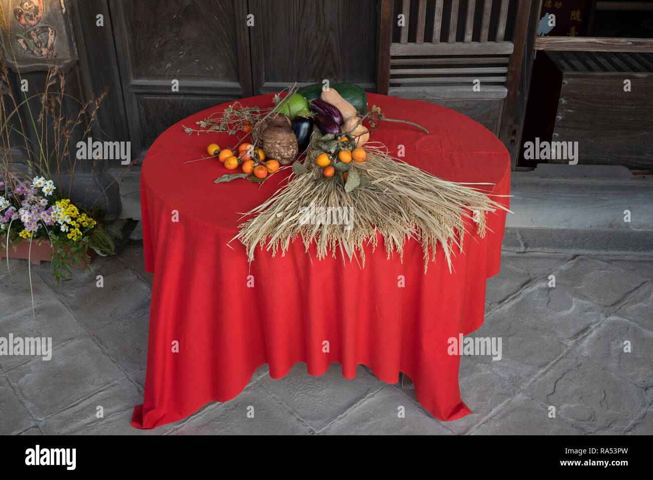 Nagasaki, Japan - 24. Oktober 2018: Herbst tisch Dekoration der Haupthalle des Tempels Kofukuji Stockfoto