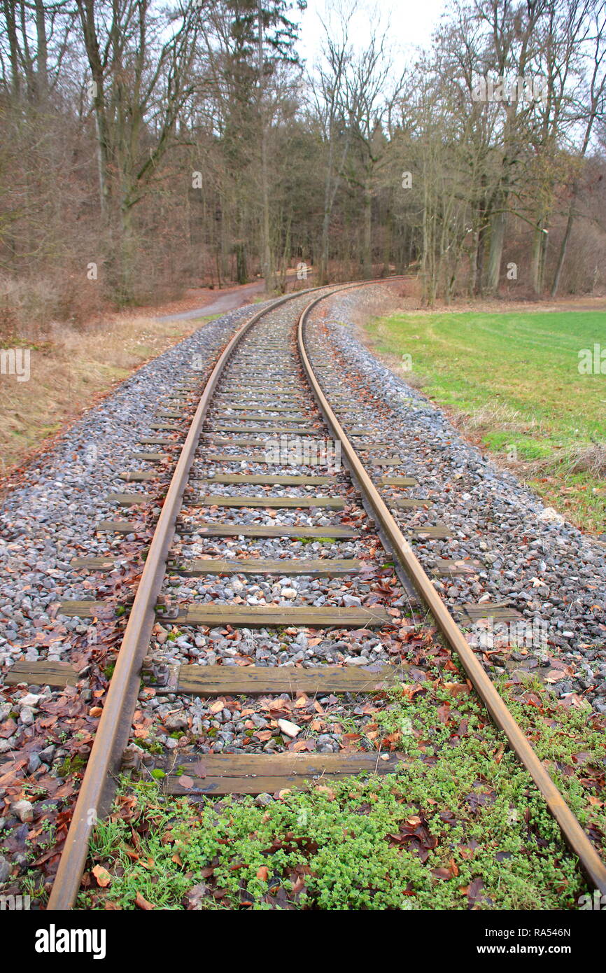 Gleise laufen weg von den Betrachter in eine Kurve. Stockfoto