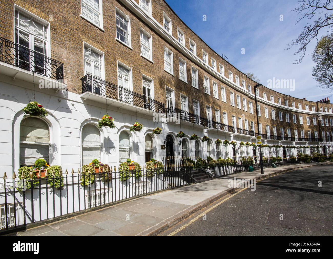 LONDON, Großbritannien - 5. Mai 2016. Die geschwungene Fassade des wünschenswert Londoner Stadthaus Eigenschaften in der Gegend von St Pancras, London, UK Stockfoto