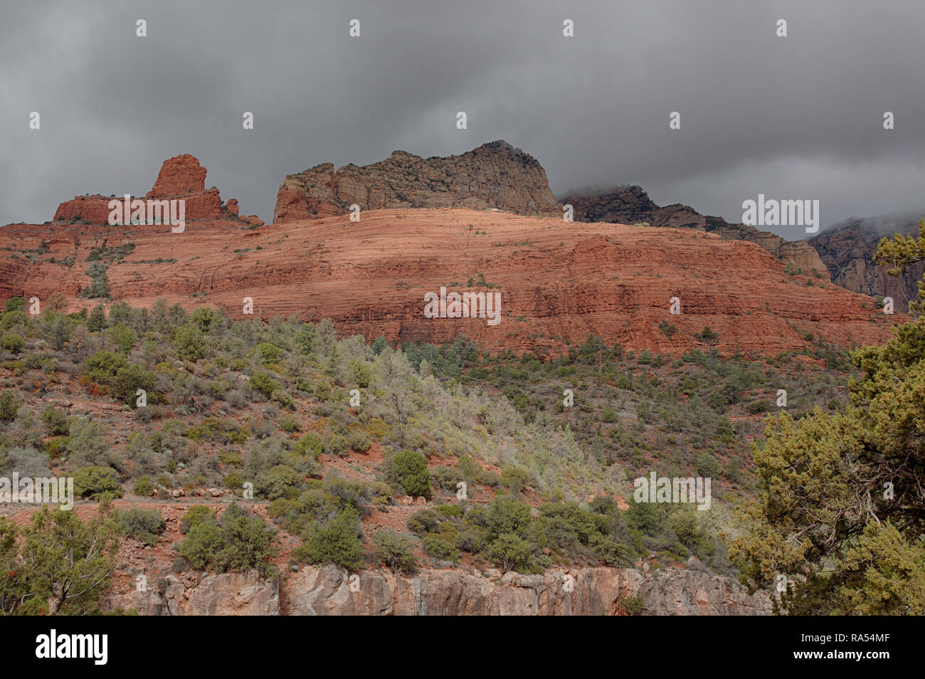 Red Rock Buttes in Sedona Arizona in Wolken gehüllt Stockfoto Red Rock Buttes in Sedona Arizona in Wolken gehüllt Stockfoto