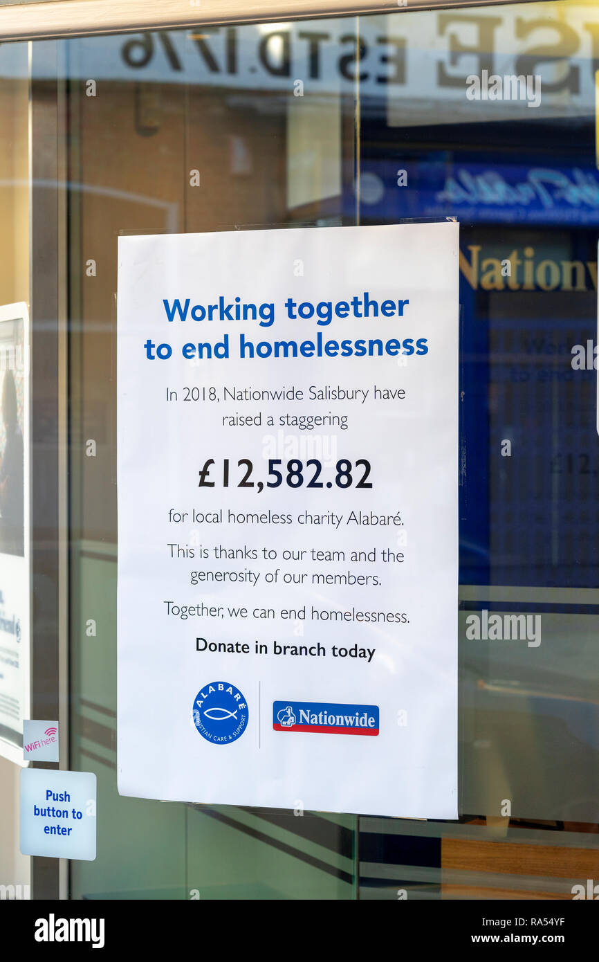 Plakat in Großbritannien Nationwide Building Society bank Fenster Werbung die Menge von Geld, das lokale Obdachlosigkeit zu helfen Stockfoto