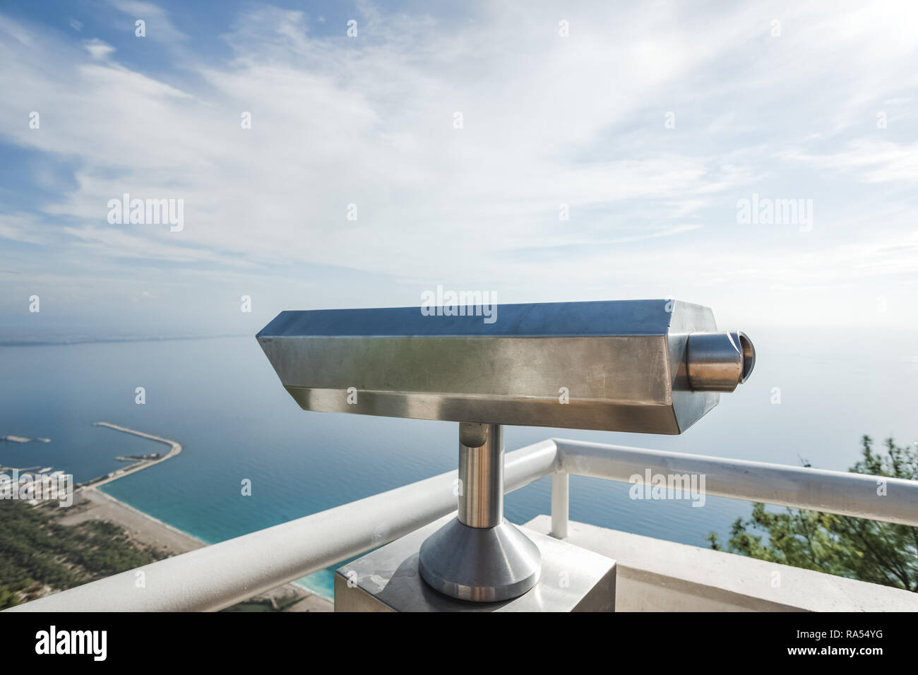 Metall Münzautomaten Teleskop am schönen Sommer Panoramablick auf Stadtbild, blauer Himmel und Meer Wasser isoliert. Türkei, Antalya Stadt. Stockfoto